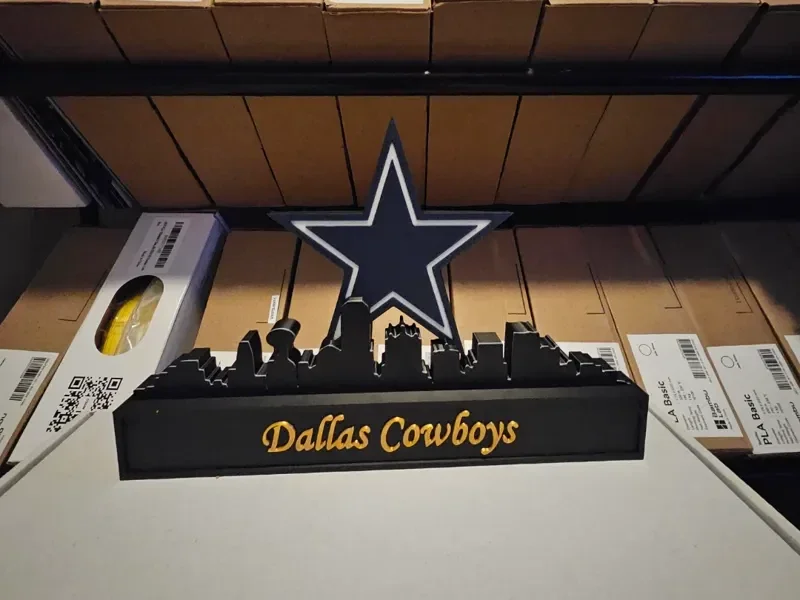 Dallas Cowboys mit der Skyline von Dallas N