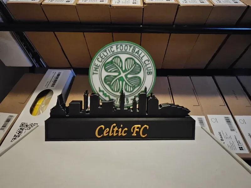 Celtic FC mit Glasgower Skyline