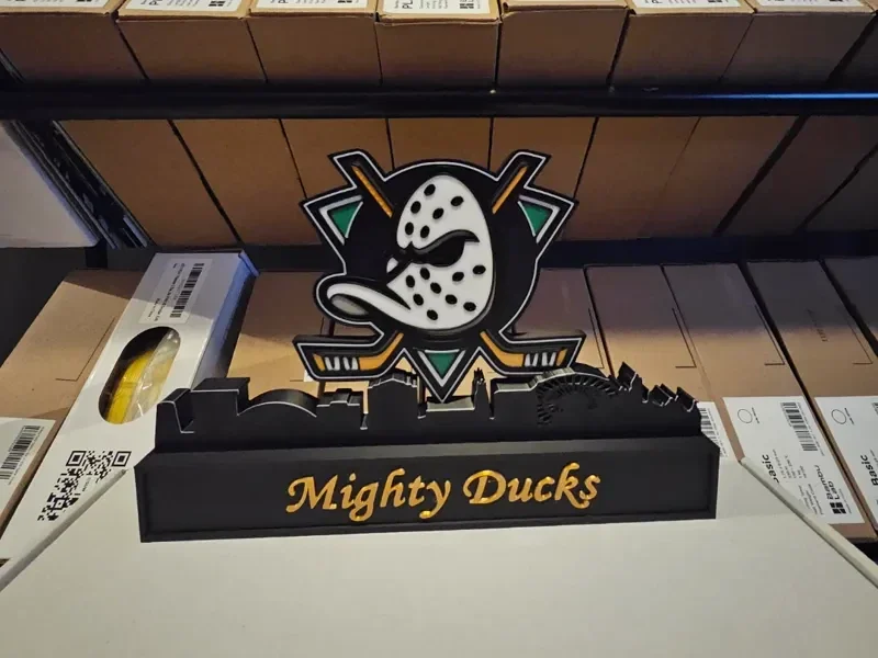 Mächtige Enten mit der Skyline von Anaheim