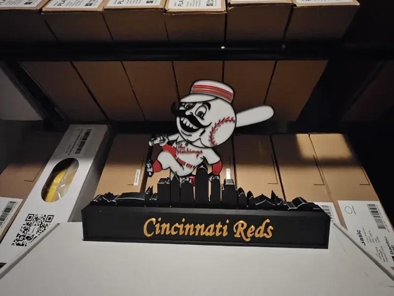 Cincinnati Reds mit Skyline von Cincinnati