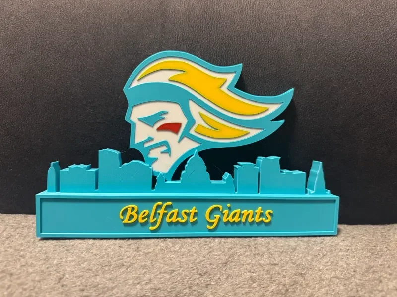 Belfast Giants vor der Skyline von Belfast