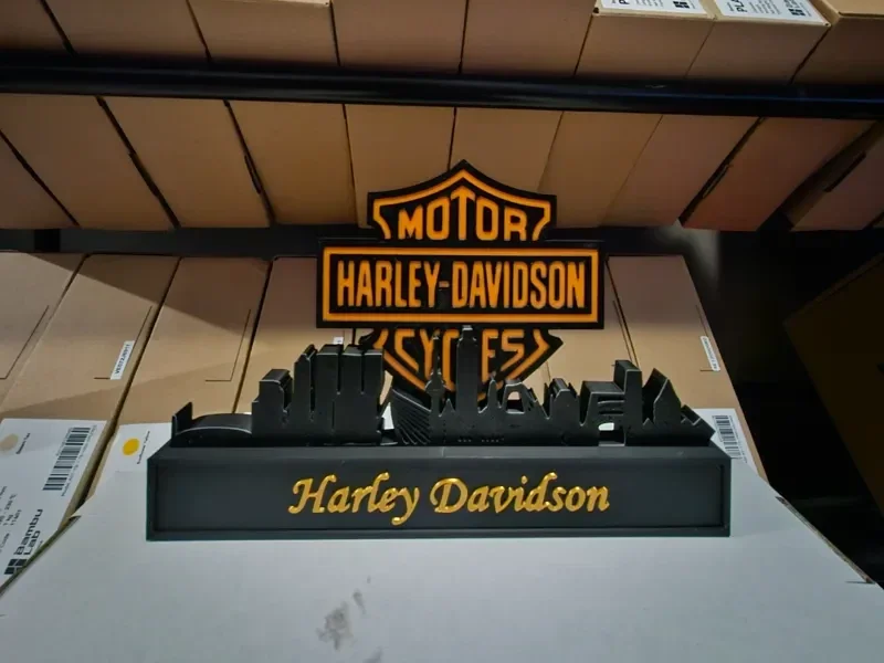 Harley Davidson mit Skyline von Rotterdam