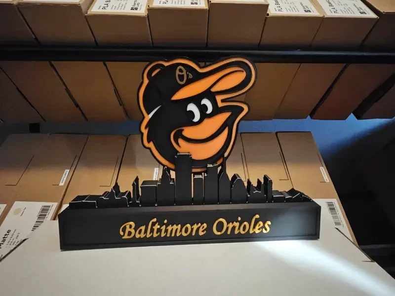 Baltimore Orioles mit Skyline von Baltimore