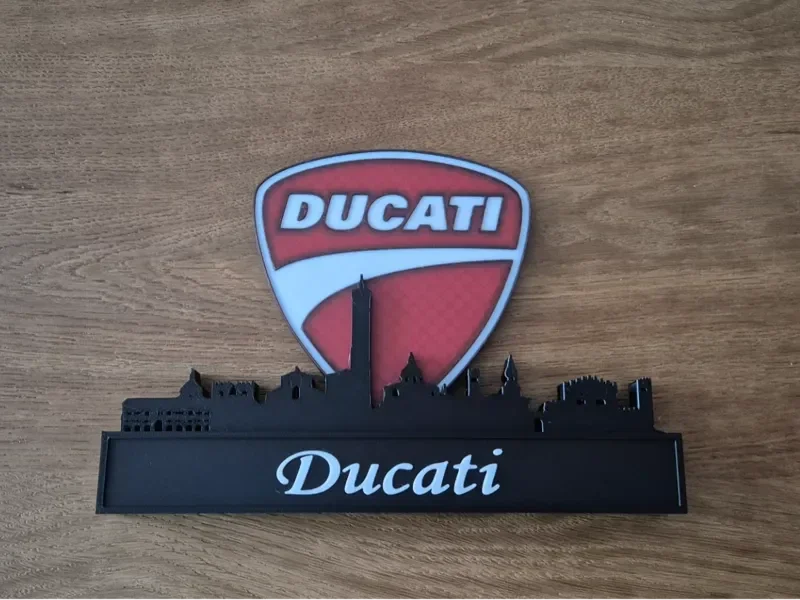 Ducati mit Skyline von Bologna