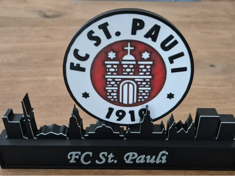 FC St. Pauli mit Hamburger Skyline