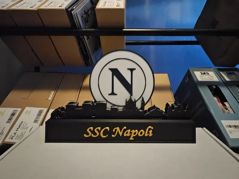 SSC Neapel mit Skyline von Neapel Serie A