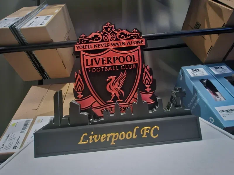 FC Liverpool mit Skyline von Liverpool