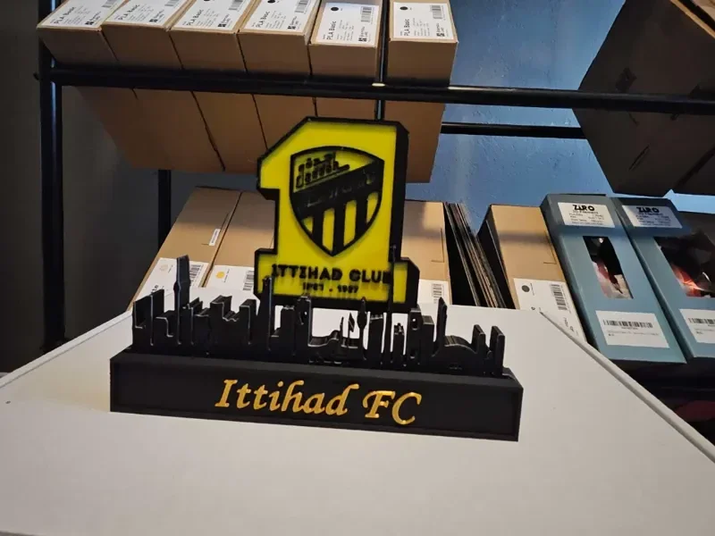 Ittihad FC mit der Skyline von Jeddah