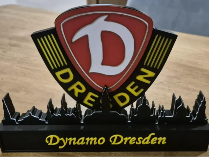 Dynamo Dresden mit Dresdner Skyline