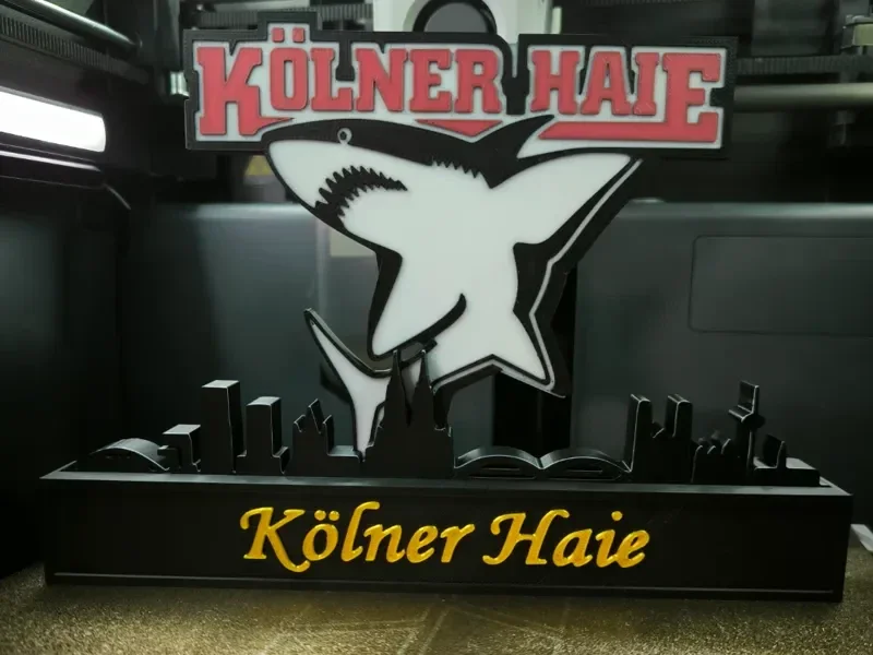 Kölner Haie Eishockey mit Kölner Skyline