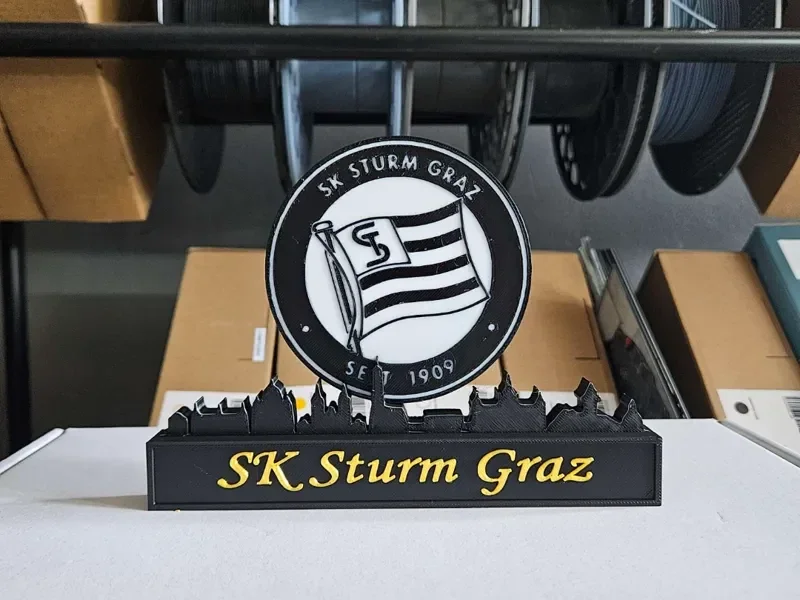 SK Sturm Graz mit Skyline von Sturm Austria