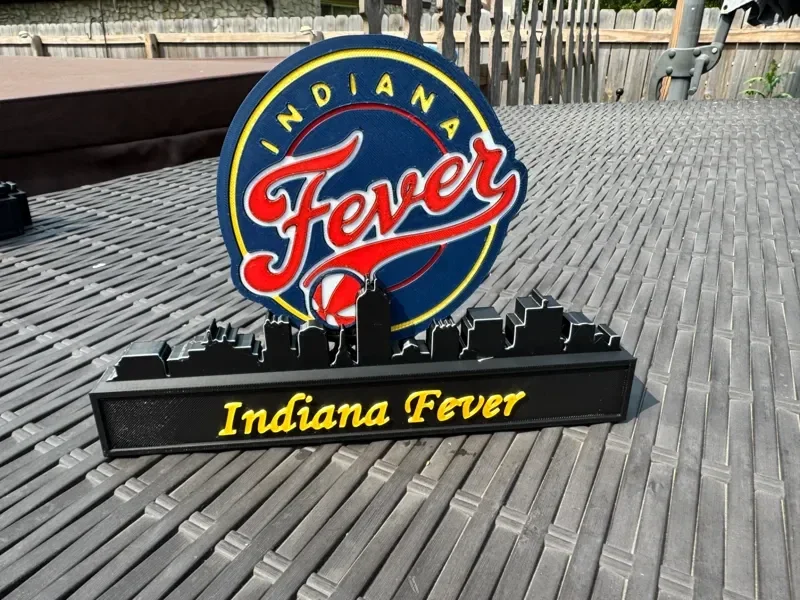Indiana Fever mit Skyline von Indianapolis