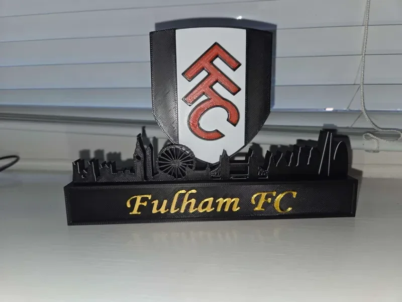 Fulham FC mit Londoner Skyline Premier