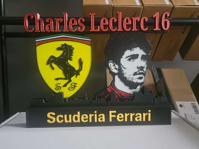 Charles Leclerc Ferrari mit Monaco Skyline