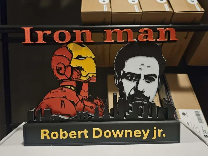 Robert Downey Jr Iron Man vor der Skyline