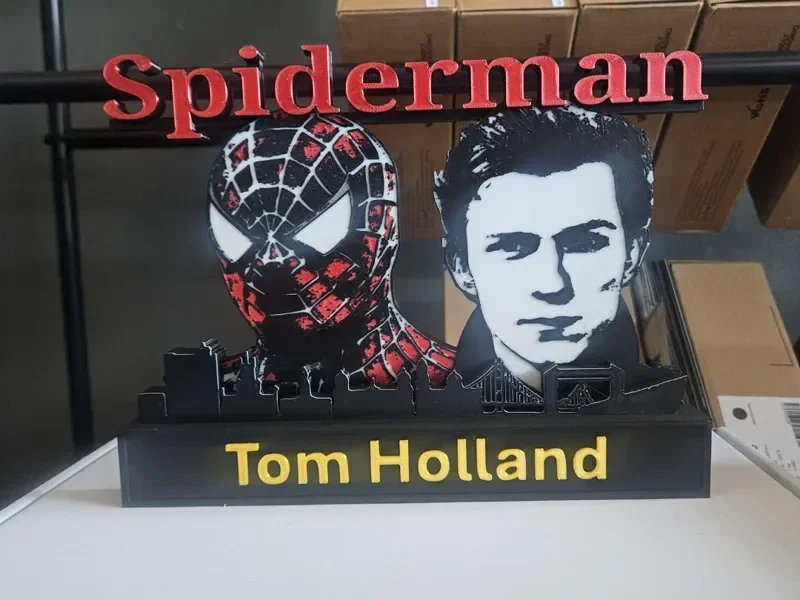 Tom Holland als Spiderman vor Skyline