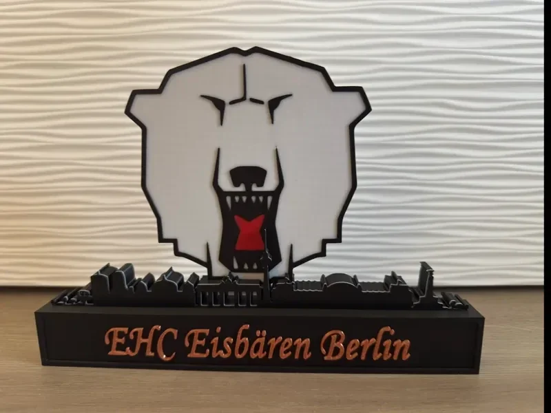 EHC Eisbären Berlin Eishockey mit Skyline