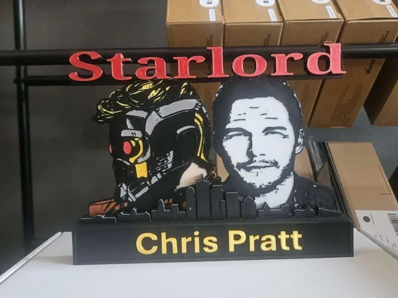 Chris Pratt als Star-Lord vor Skyline