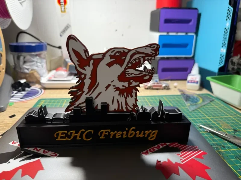 EHC Freiburg mit Freiburger Skyline Eishockey