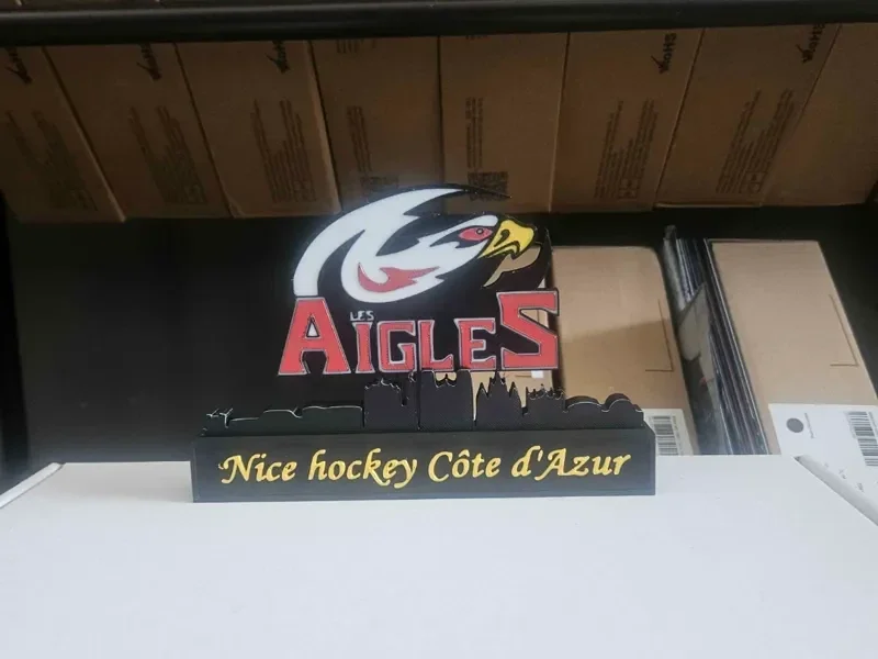 Les Aigles Eishockey mit Skyline von Nizza