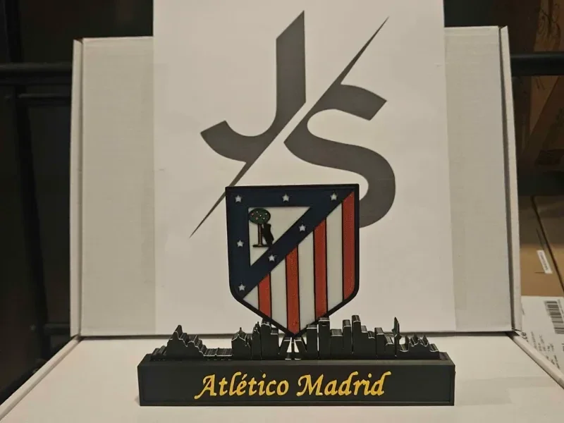 Atletico Madrid mit Stadtsilhouette von Ma