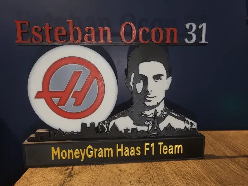 Esteban Ocon mit Skyline von Paris F1