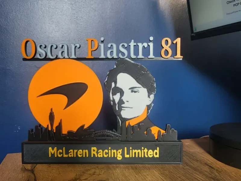 Mclaren F1 Racing Oscar Piastri mit Skyline