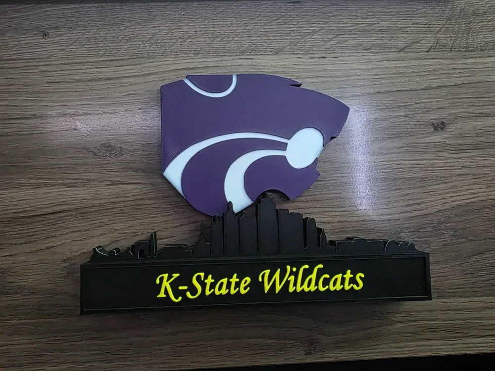 K-State Wildcats mit der Skyline von Kansas