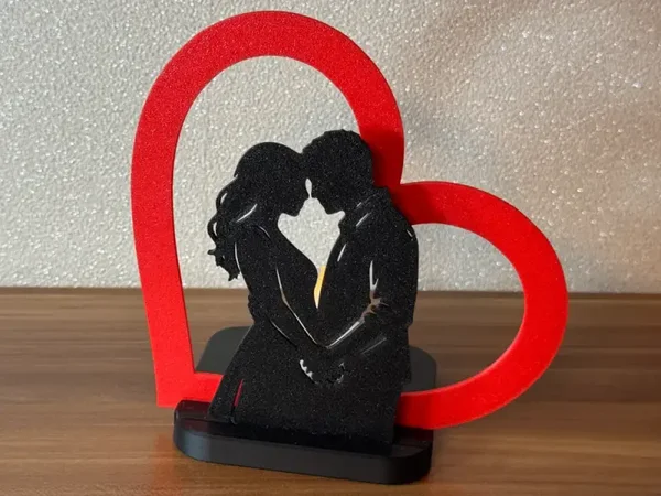 Liebespaar vor einem leuchtenden Herzen