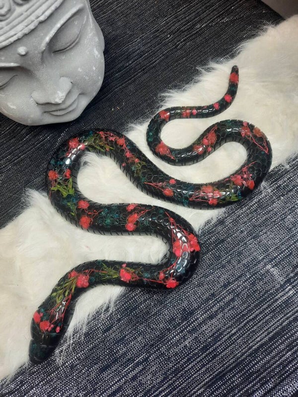 Serpent noir avec incrustation de fleurs
