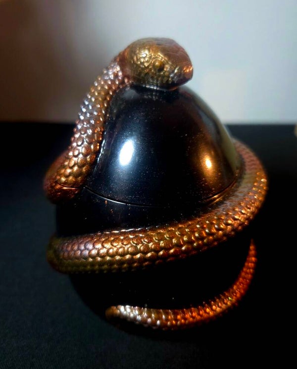 boite serpent cuivré/argenté sur fond noir
