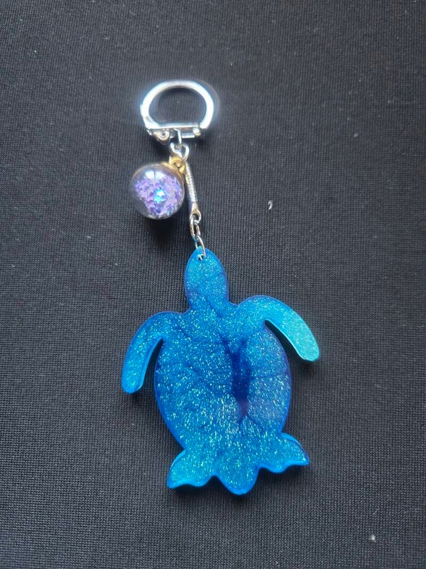 porte clés grande tortue plate bleue pailletée