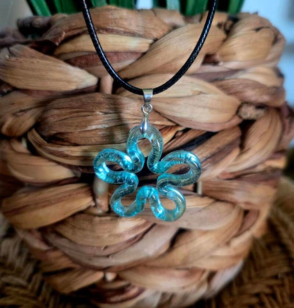collier fleur bleu très clair