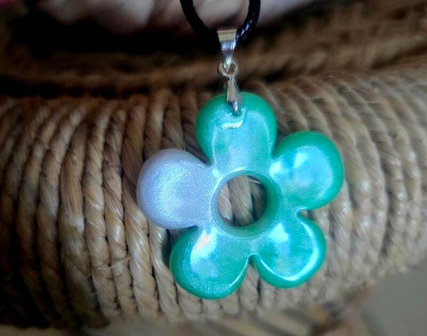 collier fleur vert et blanc