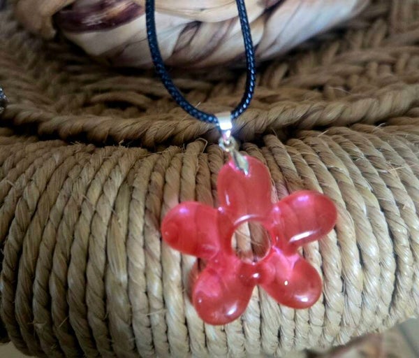 collier fleur rouge translucide
