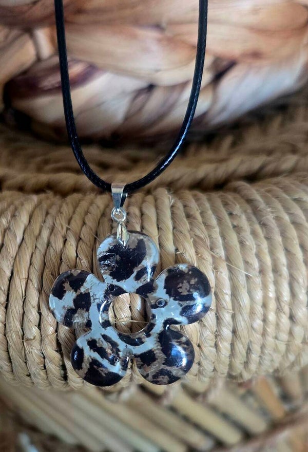 collier fleur léopard