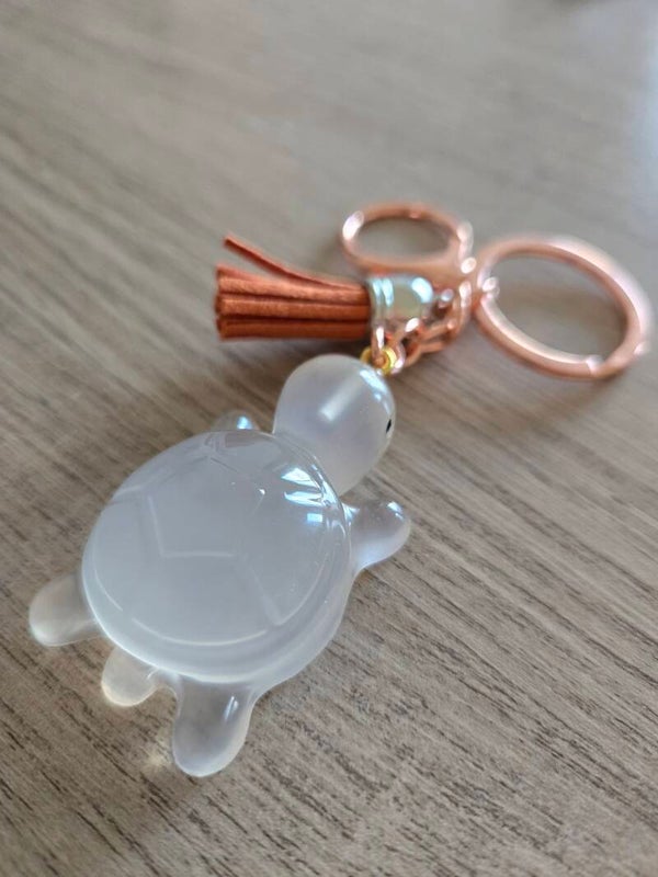 Porte clés tortue incolore ( violette au soleil )