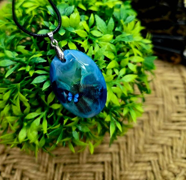 Collier papillon bleu