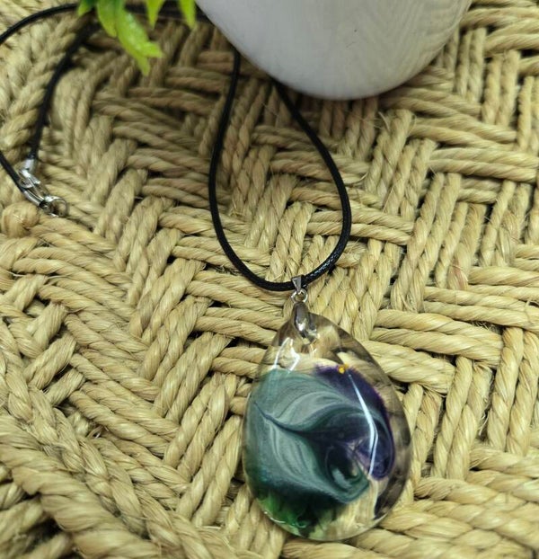 Collier a motif abstrait violet/vert/blanc