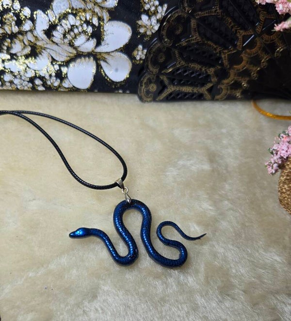 Collier serpent bleu