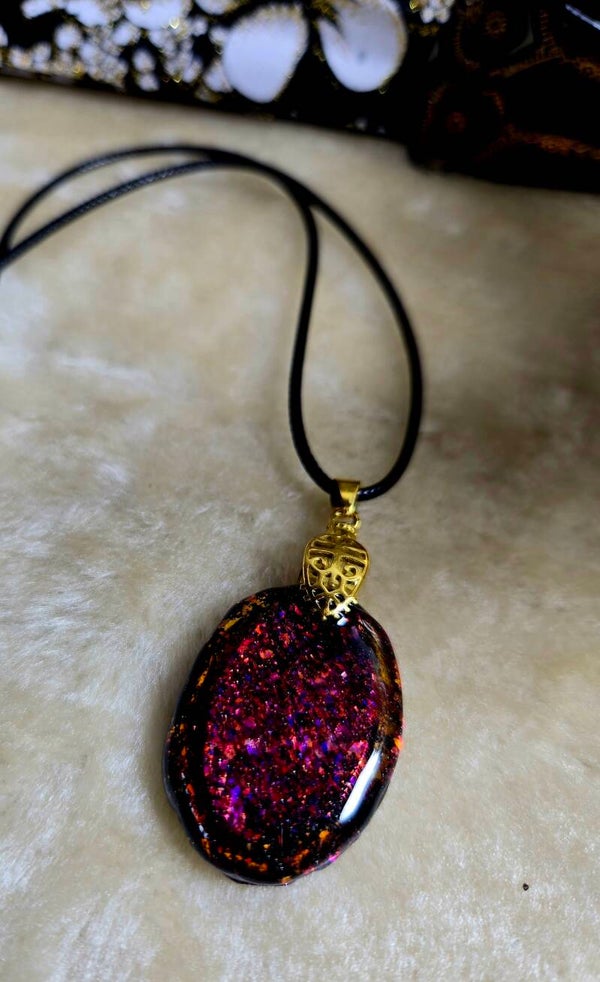 Collier holographique sur fond noir