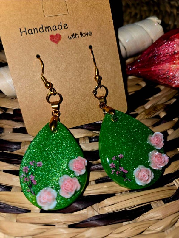 Boucles d'oreilles gouttes vertes / fleurs roses