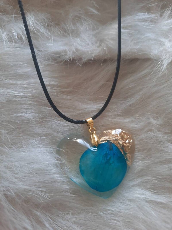 Collier avec pendentif coeur transparent avec  décos intégrées