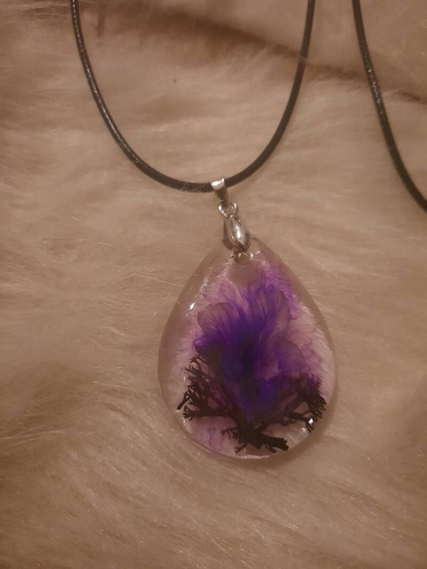 Collier avec pendentif transparent et violet avec fleurs séchées intégrées