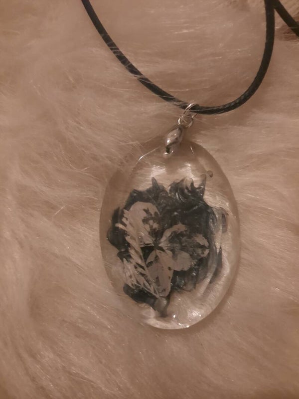 Collier avec pendentif transparent et argenté avec fleurs séchées intégrées