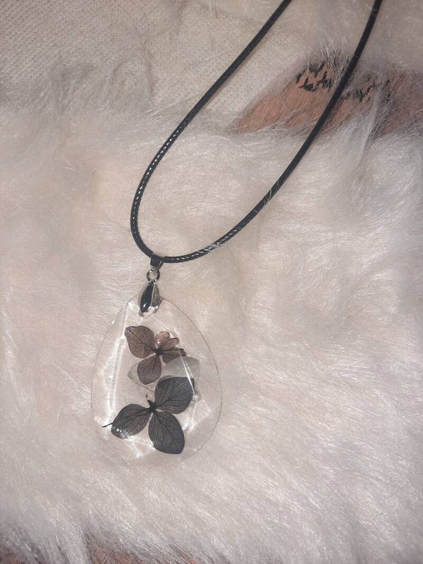 Collier avec pendentif transparent avec fleurs séchées intégrées