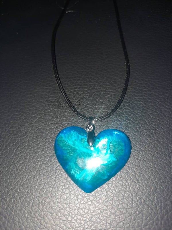 Collier avec pendentif coeur transparent / bleu