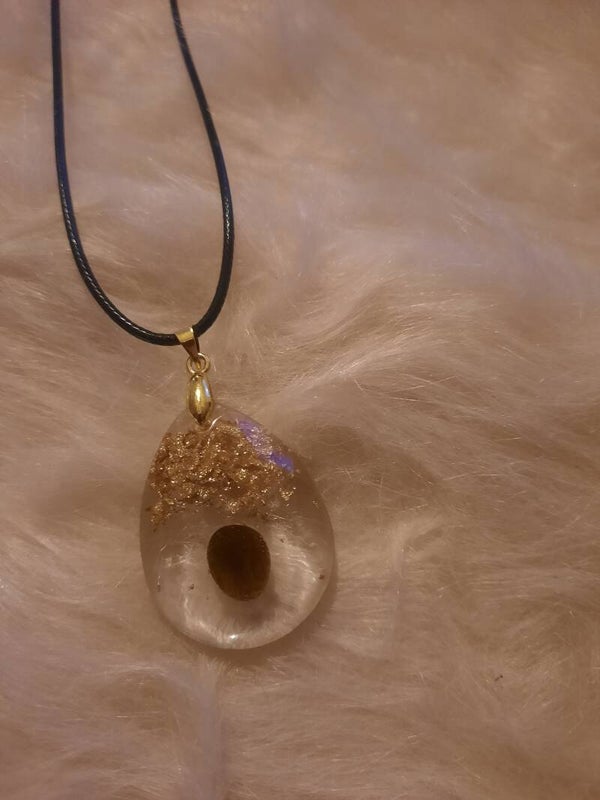collier avec pendentif transparent et doré