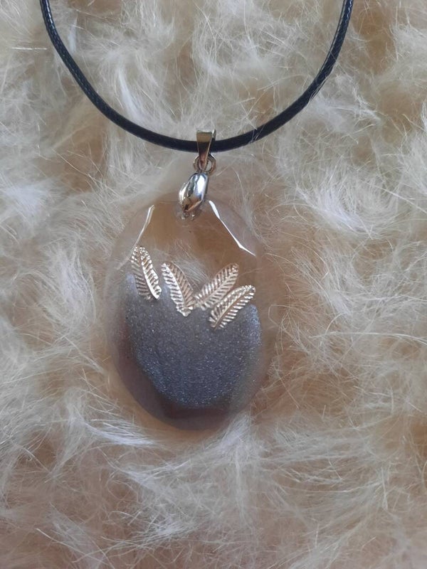 Collier avec pendentif argent / transparent avec plumes argentées intégrées