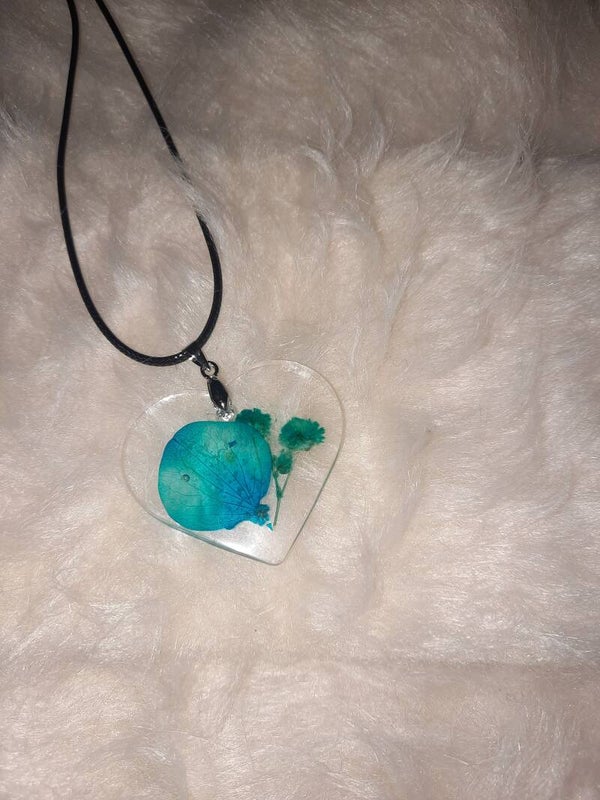 Collier avec pendentif coeur transparent avec feuilles séchées bleu intégrées